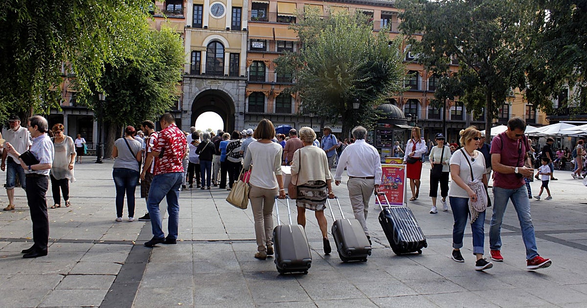 El pleno aprueba la moción de Vox para instar a la Junta a implantar una tasa turística
