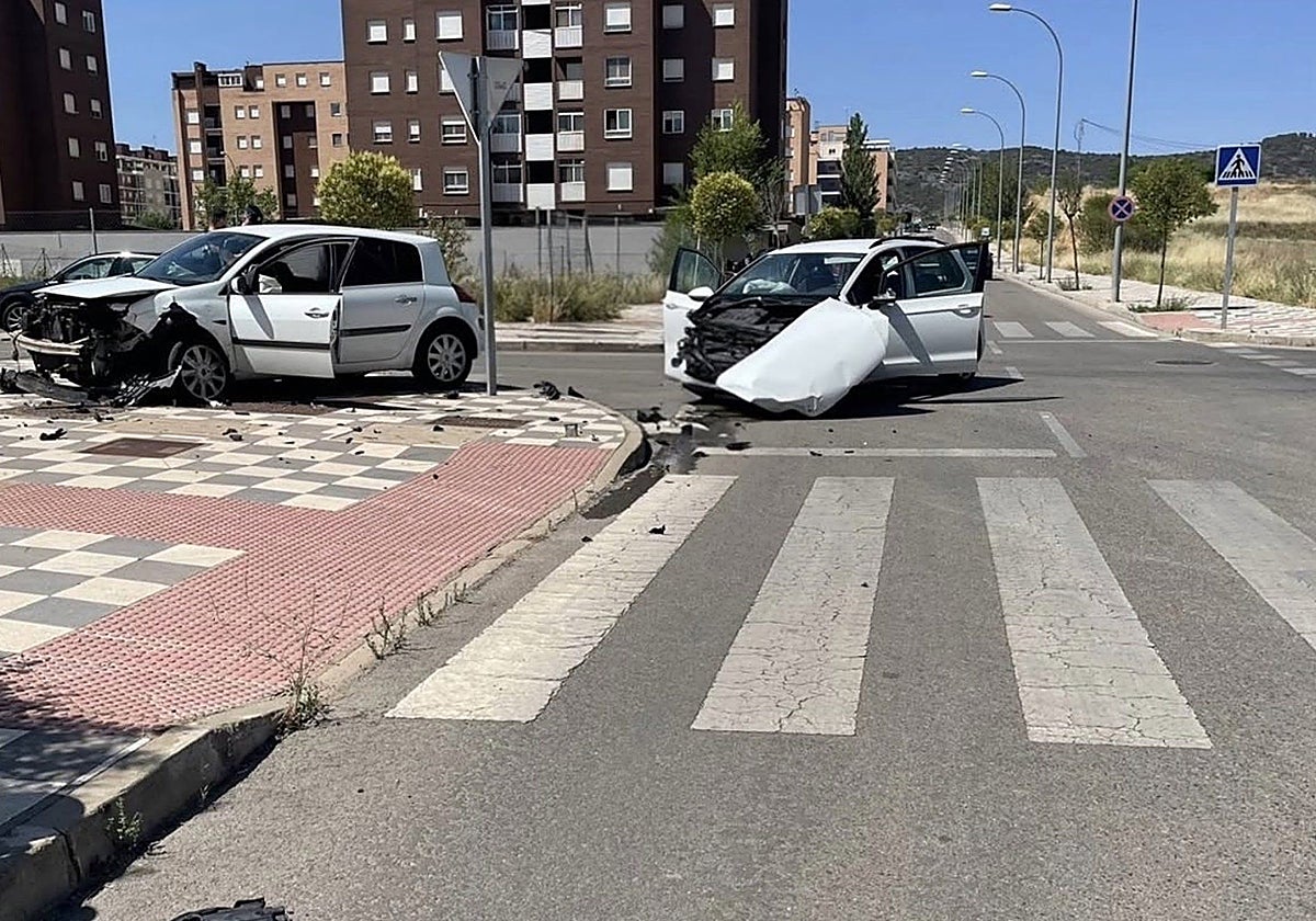 Vehículos afectados por una colisión en un cruce de calles en Cuenca.
