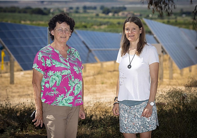 Imagen principal - Elspeth MacFarlane y Alicia Hernández y diferentes vistas áreas de las instalaciones en el valle entre Salinas y Villena.