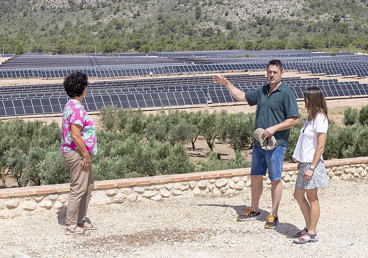 Elspeth MacFarlane, Samuel Castelló y Alicia Hernández, junto a una de las macroplantas fotovoltaicas.