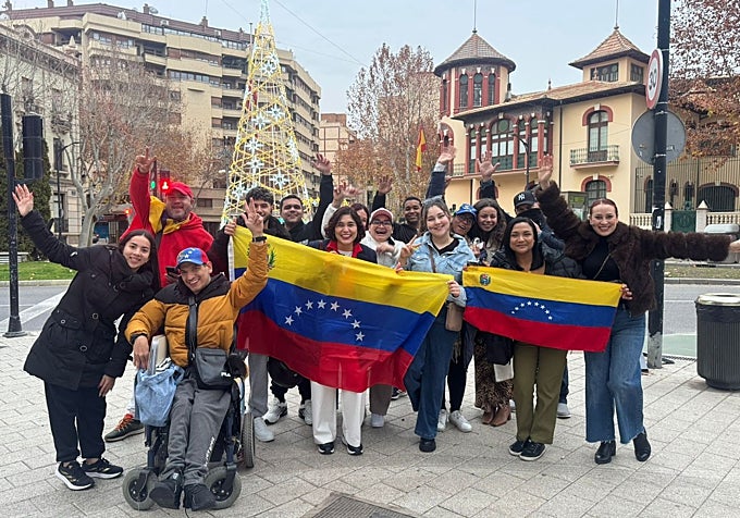 Francia Moros, en el centro, con familiares y compatriotas la pasada Navidad en Albacete.