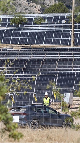 Imagen secundaria 2 - Elspeth MacFarlane y Alicia Hernández y diferentes vistas áreas de las instalaciones en el valle entre Salinas y Villena.