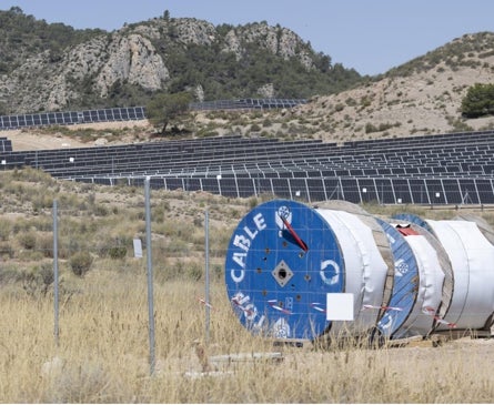 Imagen secundaria 1 - Elspeth MacFarlane y Alicia Hernández y diferentes vistas áreas de las instalaciones en el valle entre Salinas y Villena.