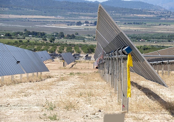 Los 'seguidores solares' de grandes dimensiones donde antes había bancales para retener la lluvia.