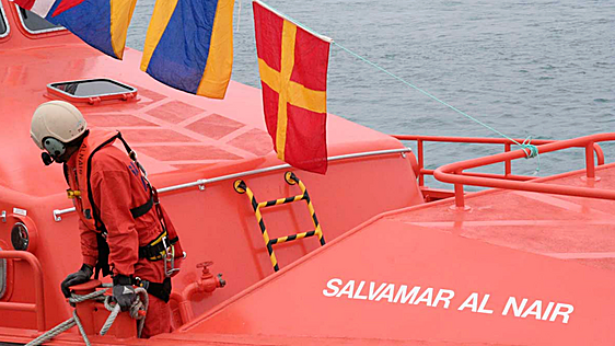 Remolcado un pesquero robado que quedó a la deriva con once tripulantes extranjeros a bordo en aguas de Lanzarote