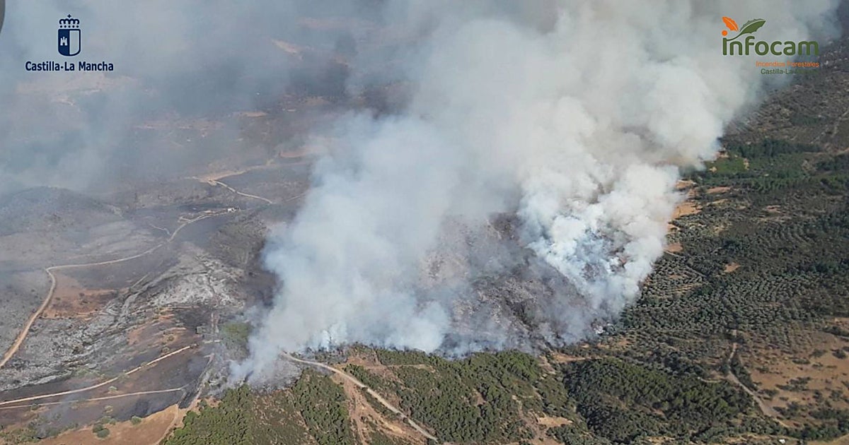 El fuego cerca a Huertezuelas en Ciudad Real y obliga a desalojar a todos sus vecinos