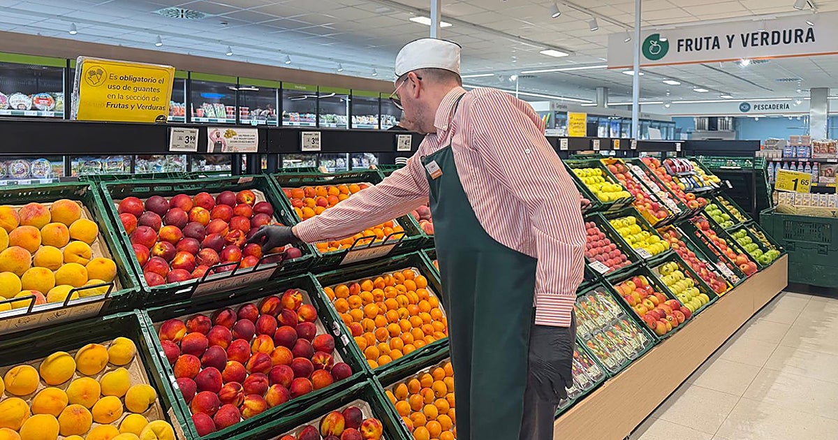 Consum confirma dónde compra las 8.720 toneladas de fruta de hueso que vende en sus supermercados
