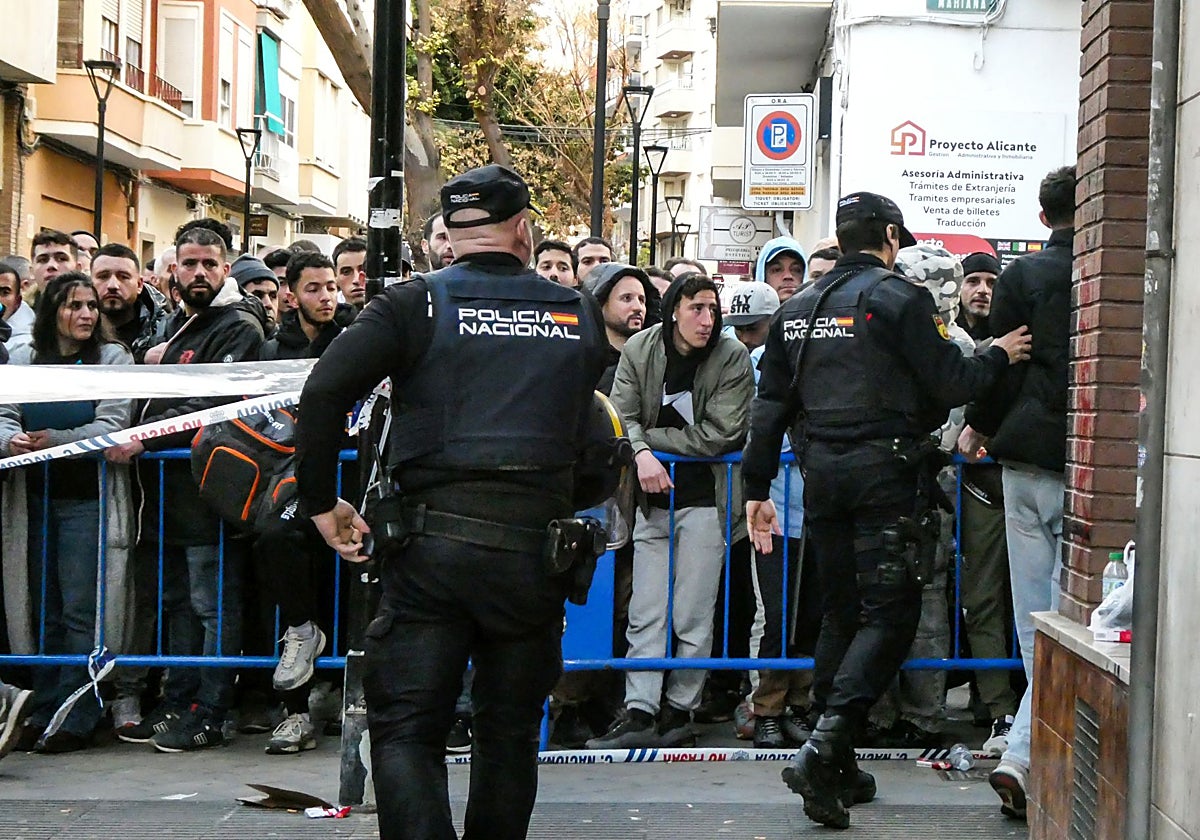 Avalancha de inmigrantes en el Consulado de Argelia en Alicante por la regularización anunciada por el Gobierno