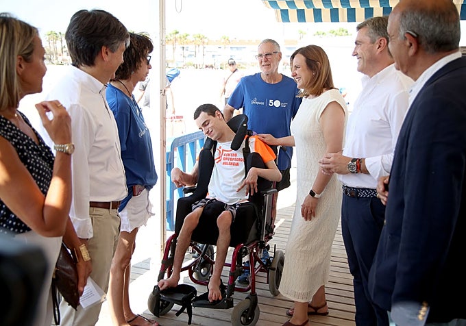 La alcaldesa de Valencia junto a Iván, el joven con parálisis cerebral que ha disfrutado de su primer baño en el mar este miércoles
