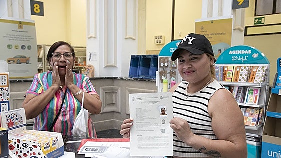 Los inmigrantes completan la regularización en Córdoba: «Estoy muy agradecida; ha sido muy chévere»