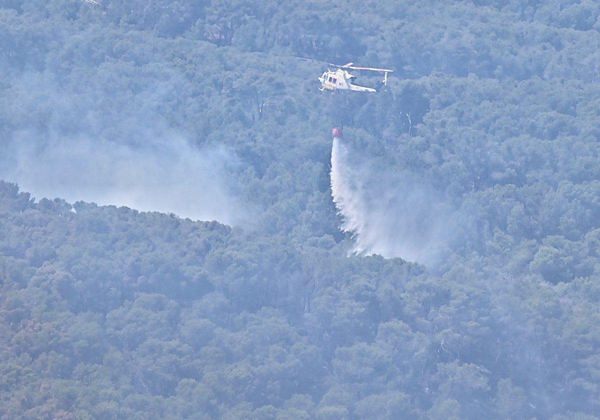 Nueve medios aéreos continúan trabajando en el incendio aún sin control de Leciñena.