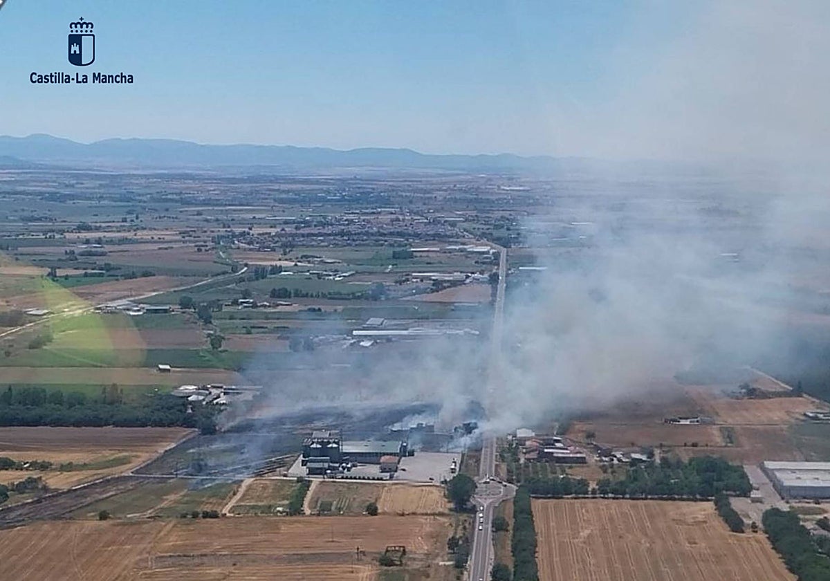La carretera CM-4101 ha sido cortada en ambos sentidos por la escasa visibilidad que está provocando el humo.
