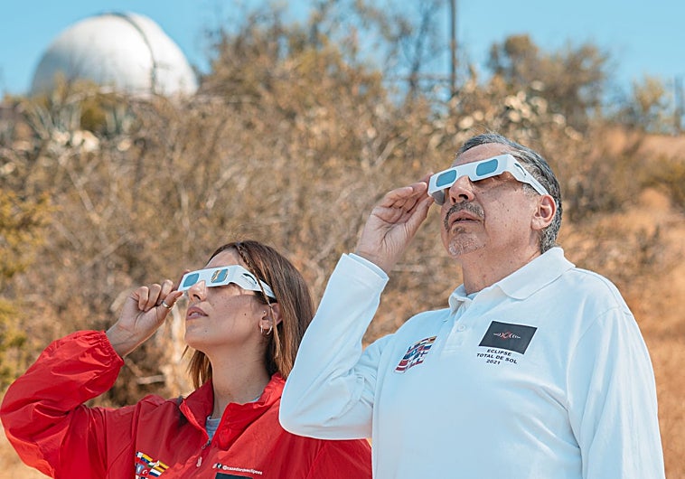Imagen principal - Arroyo y Saenz con gafas protectoras, Masa en su observatorio casero y Beldea en un astro show