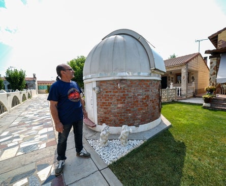 Imagen secundaria 1 - Arroyo y Saenz con gafas protectoras, Masa en su observatorio casero y Beldea en un astro show