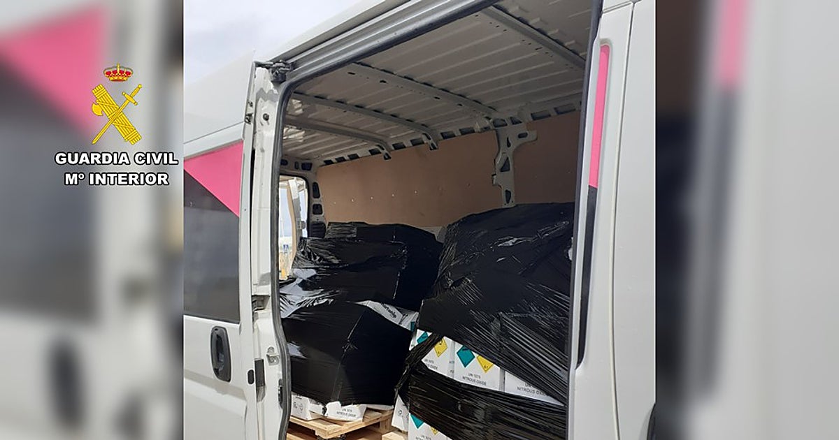 La Guardia Civil confisca mil botellas de gas de la risa en el puerto de Denia con destino Ibiza