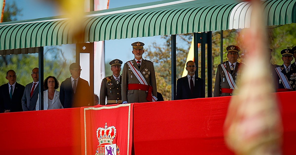 Felipe VI entrega despachos a 563 sargentos de la 51ª promoción de la academia de Talarn