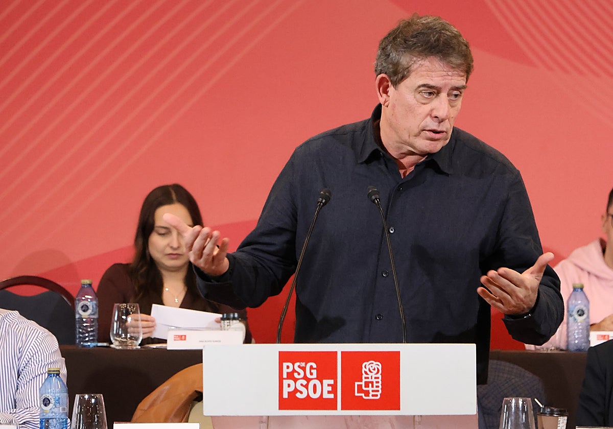 El líder socialista, Gómez Besteiro, durante una reunión de la Executiva de su partido