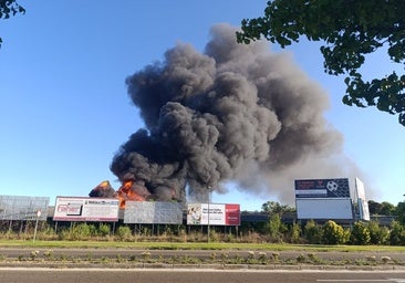 Alarma en Valladolid por la intensa humareda provocada por el incendio en una fábrica de palés