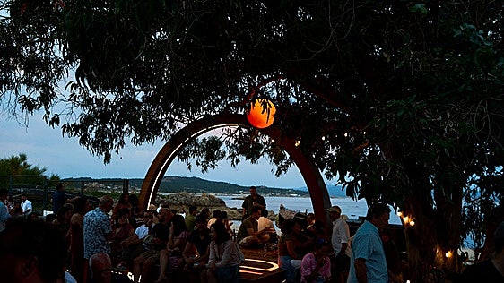Veintiuno estrena esta noche el escenario solar del Náutico de San Vicente