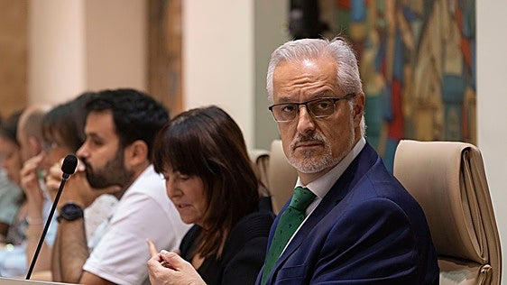 Pérez de la Sota acude a su primer pleno en Salamanca tras ser acusado de presunta sumisión química