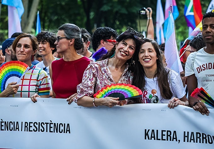 Mónica García (izquierda) y Ana Redonddo, en el centro, al inicio de la marcha del Orgullo de hoy en Madrid