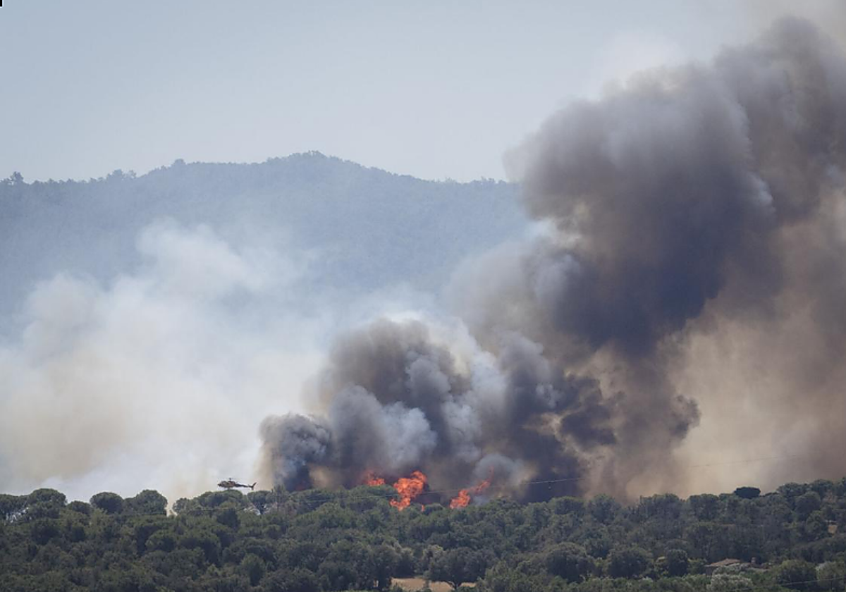 Los Bomberos priorizan el flanco derecho del incendio de la Costa Brava para proteger las Gavarres