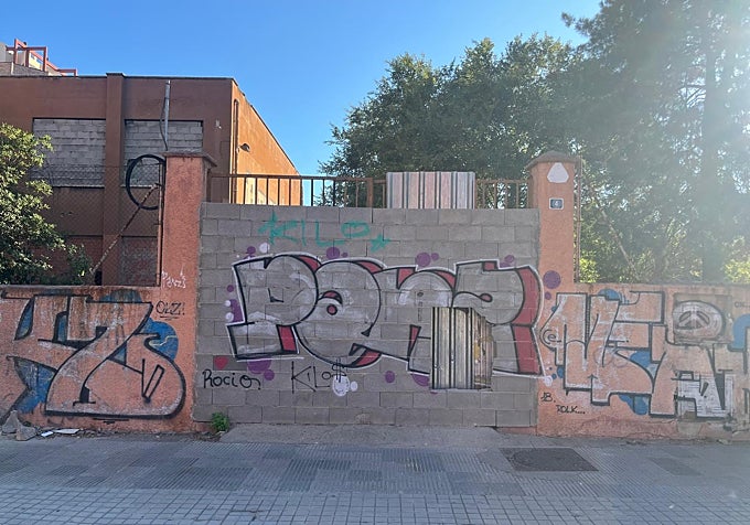 Imagen de la fachada tapiada del antiguo colegio