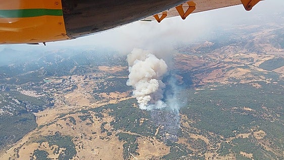 Medios aéreos y terrestres están trabajando en el incendio declarado en Grazalema