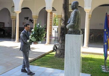 Juanma Moreno en la ofrenda floral frente a la estatua de Blas Infante