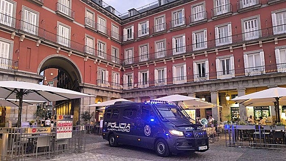 Muere en el hospital el hombre que se precipitó desde un balcón en la Plaza Mayor