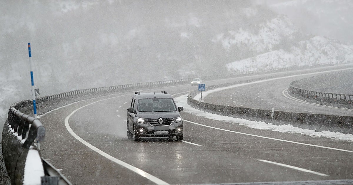 Un accidente múltiple en la A-6 en Lugo deja un coche volcado y cuatro personas heridas
