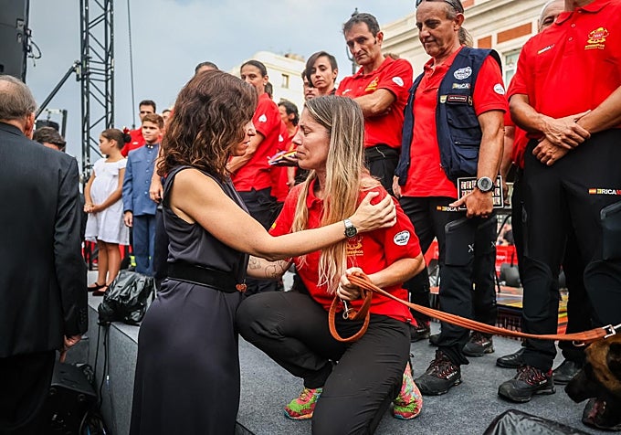 La presidenta de la Comunidad de Madrid abraza a una agente del ERICAM.