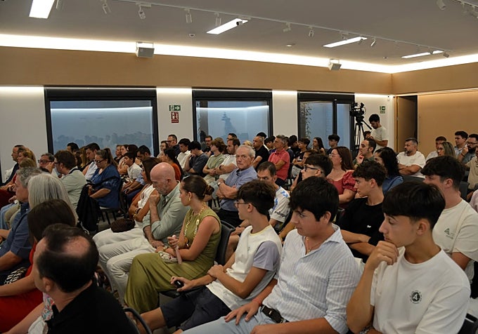Asistentes a la presentación del Proyecto Nuevos Pasos de Fernán Núñez