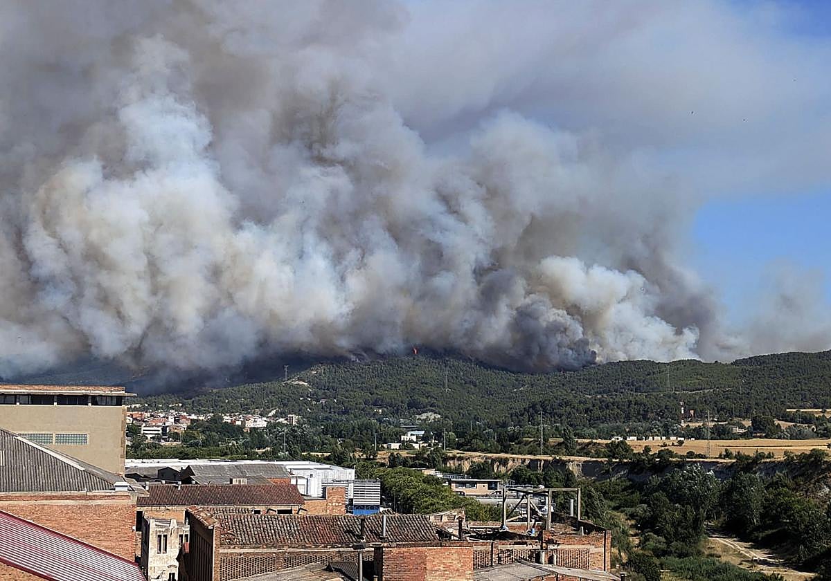 Incendio forestal en la Pobla de Claramunt comarca del Anoia, en Barcelona, el pasado lunes.