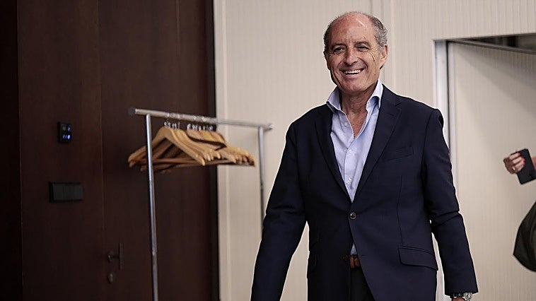Camps presiona a Feijóo para que el candidato del PP valenciano se elija en un congreso