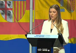 La Infanta Sofía da su primer discurso institucional arropada por los Reyes