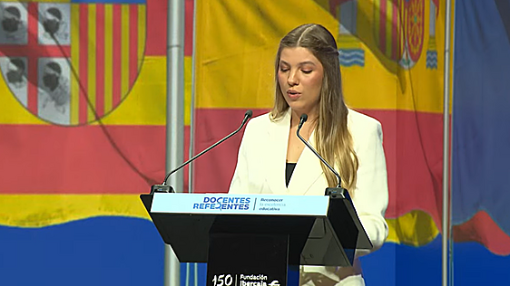 La Infanta Sofía da su primer discurso institucional arropada por los Reyes