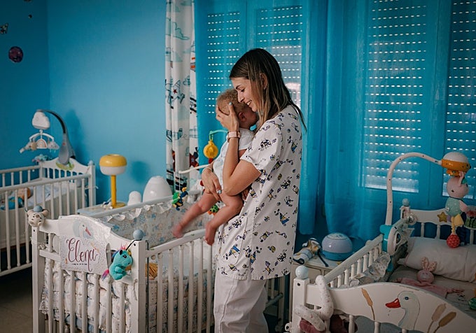 Foto de cuidadoras con bebés en Hogar Casa Belén