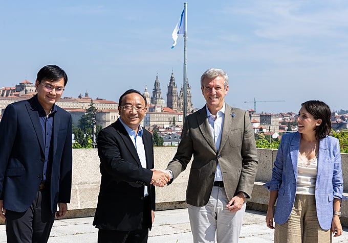 Alfonso Rueda saluda al vicepresidente de SAIC, Wu Bing, el miércoles en Monte Pío