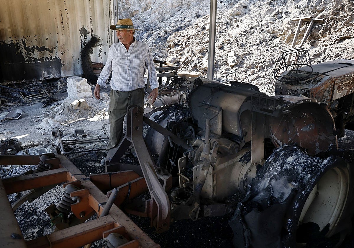 Silencio y olor a quemado: en el epicentro del incendio de Almería