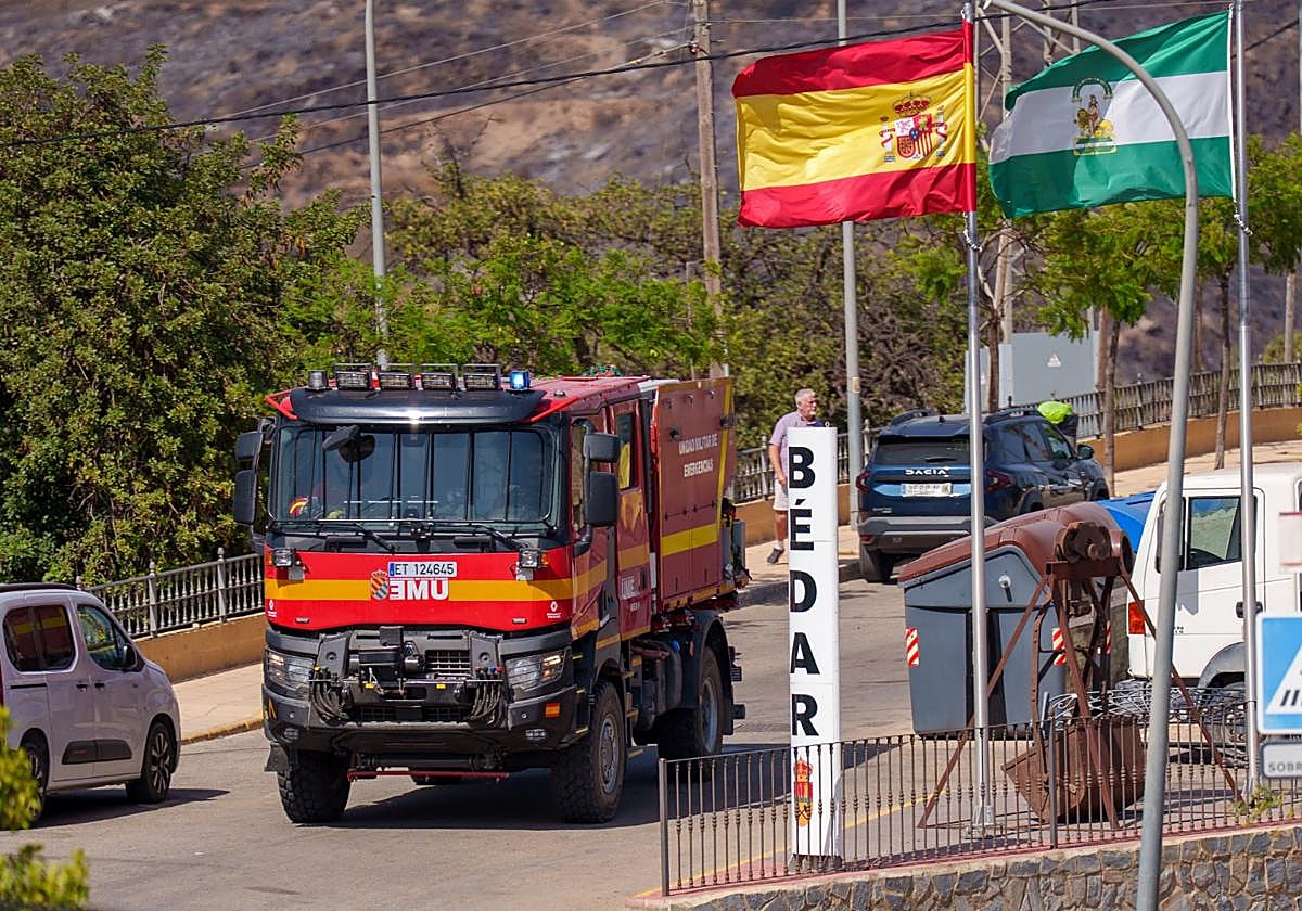Pedro Sánchez visita el centro de mando de los incendios de Almería