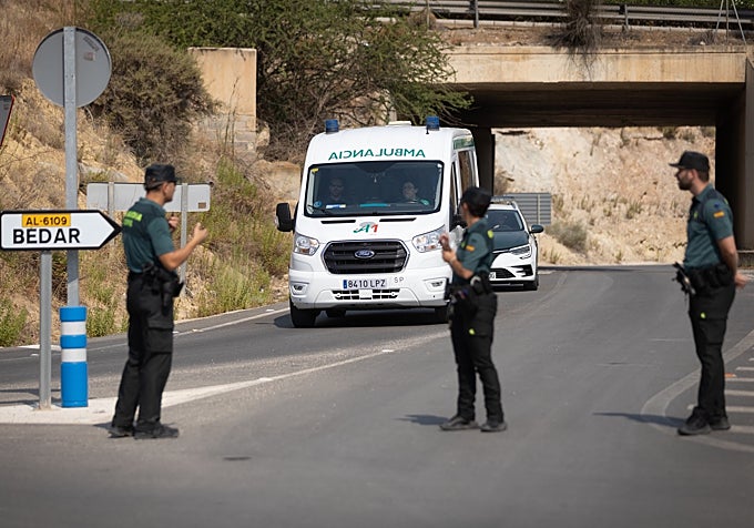 La Guardia Civil mantiene cortada la carretera de acceso a Bédar