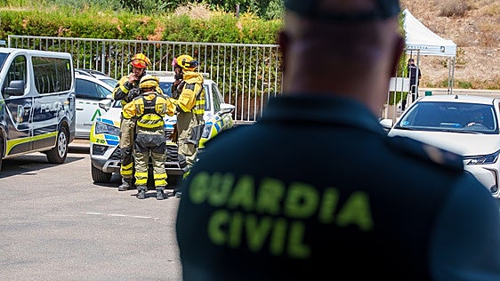 En vídeo, la Guardia Civil se despliega por las zonas afectadas por el incendio de Almería en busca de posibles víctimas