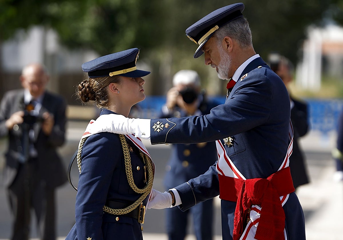 La Princesa Leonor recibe de manos del Rey la condecoración con la que concluye su formación militar en San Javier