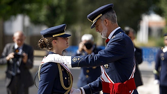 La Princesa Leonor recibe de manos del Rey la condecoración con la que concluye su formación militar en San Javier