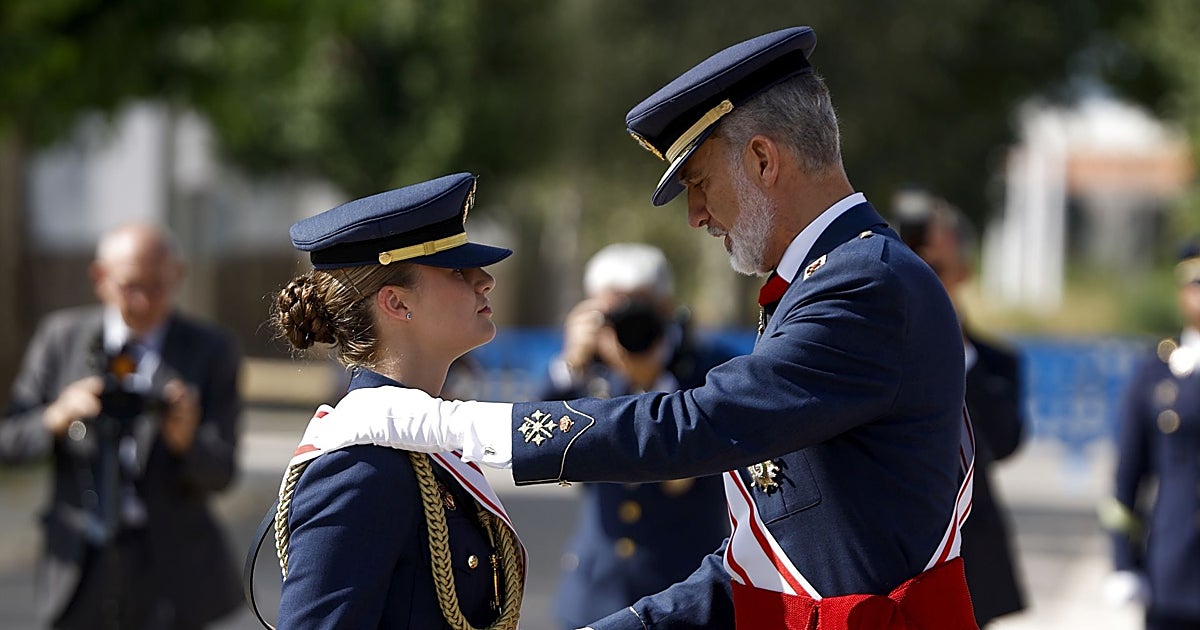 La Princesa Leonor recibe de manos del Rey la condecoración con la que concluye su formación militar en San Javier