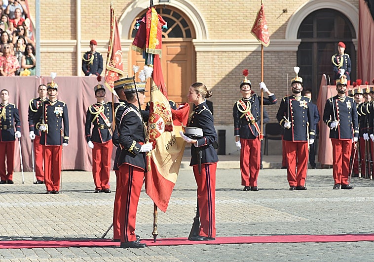 Imagen principal - La Princesa Leonor durante su primer año de formación militar.