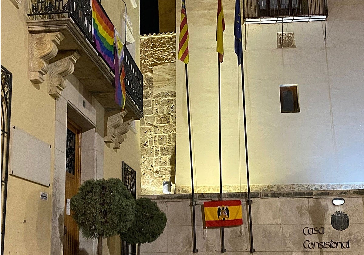 Juzgan a un hombre por colgar la bandera franquista y arrancar la LGTBI de un ayuntamiento