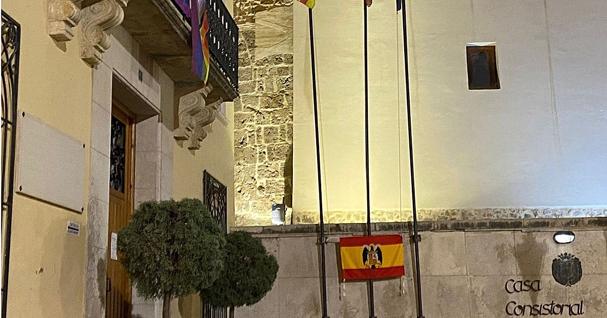 Juzgan a un hombre por colgar la bandera franquista y arrancar dos LGTBI de un ayuntamiento valenciano