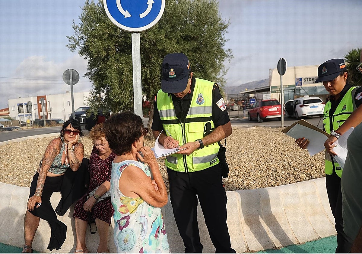 La vuelta de los vecinos a recoger sus enseres a la zona cero: «Ha sido una pesadilla»